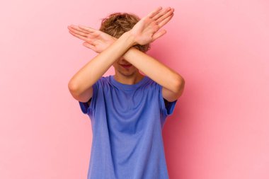Pembe arka planda soyutlanmış, iki kolu çapraz, inkar kavramı olan beyaz bir genç..