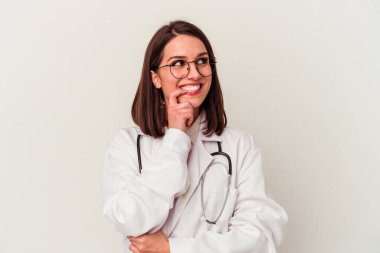 Beyaz arka planda izole edilmiş genç bir doktor. Bir şeyin fotokopi odasına baktığını düşünerek rahatlamış..