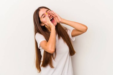 Beyaz arka planda izole edilmiş beyaz bir kadın heyecanlı bir şekilde bağırıyor..