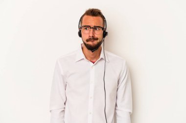 Beyaz arka planda izole edilmiş dövmeleri olan beyaz pazarlamacı. Kafası karışmış, şüpheci ve kararsız..