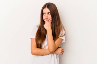 Beyaz arka planda izole edilmiş genç beyaz kadın virüs ya da enfeksiyon yüzünden boğazında ağrı hissediyor..