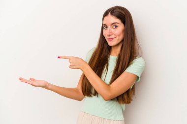 Beyaz arka planda izole edilmiş beyaz tenli genç bir kadın, elinde bir fotokopi alanı tutarken heyecanlanıyor..