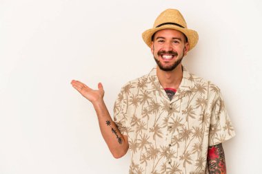 Beyaz arka planda izole edilmiş yazlık giysiler giyen beyaz saçlı genç bir adam bir avuç içinde fotokopi alanı ve belinde başka bir el tutuyor..