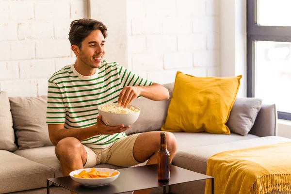 Joven Mestizo Comiendo Palomitas Sentado Sofá — Foto de Stock