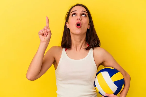 Молода Біла Жінка Грає Волейбол Ізольовано Жовтому Тлі Спрямованому Догори — стокове фото