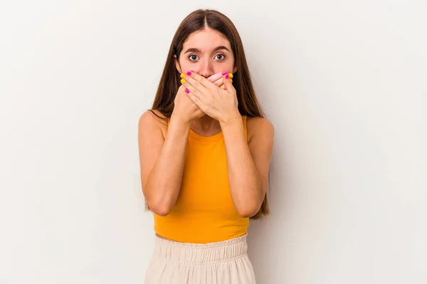 Jonge Kaukasische Vrouw Geïsoleerd Witte Achtergrond Bedekken Mond Met Handen — Stockfoto