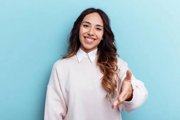 Mulher Mexicana Jovem Isolado Fundo Azul Esticando Mão Câmera Gesto — Fotografia de Stock