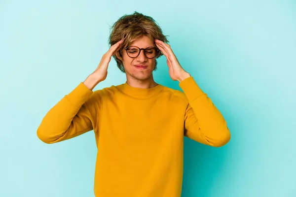 Jonge Blanke Man Met Make Geïsoleerd Blauwe Achtergrond Met Hoofdpijn — Stockfoto