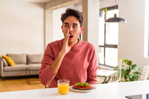 Ung Blandras Man Som Äter Frukost Sitt Kök Säger Hemlig — Stockfoto