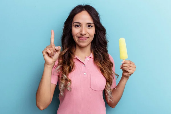 Mujer Latina Joven Sosteniendo Helado Aislado Sobre Fondo Azul Mostrando — Foto de Stock