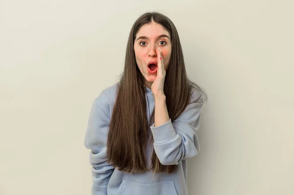 Jonge Blanke Vrouw Geïsoleerd Gele Achtergrond Zegt Een Geheim Warm — Stockfoto