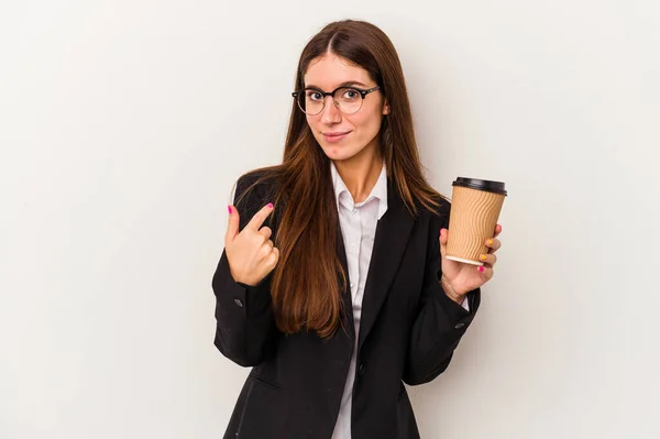 Jovem Mulher Negócios Caucasiana Segurando Café Takeaway Isolado Fundo Branco — Fotografia de Stock