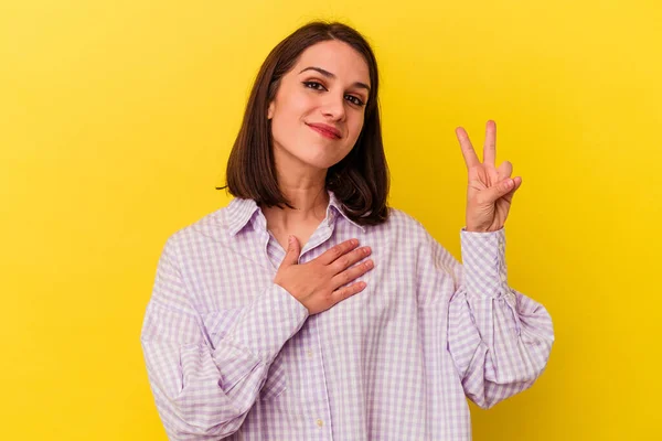 Mulher Caucasiana Jovem Isolado Fundo Amarelo Fazendo Juramento Colocando Mão — Fotografia de Stock