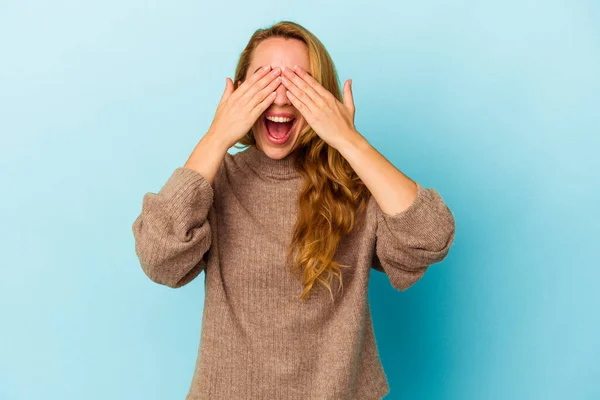 Vit Kvinna Isolerad Blå Bakgrund Täcker Ögon Med Händer Ler — Stockfoto