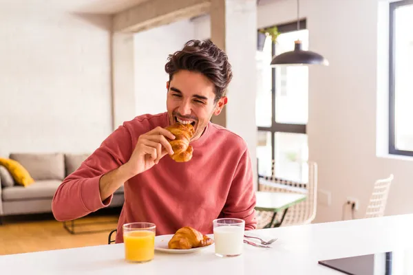 Giovane Uomo Razza Mista Mangiare Croissant Una Cucina Mattina — Foto Stock