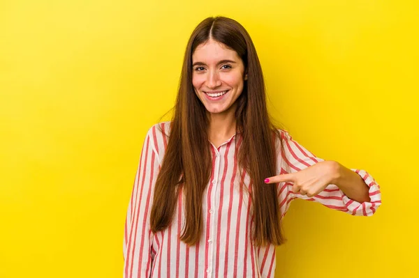 Giovane Donna Caucasica Isolata Sfondo Giallo Persona Che Indica Mano — Foto Stock