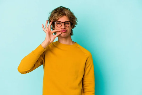 Jonge Blanke Man Met Make Geïsoleerd Blauwe Achtergrond Met Vingers — Stockfoto