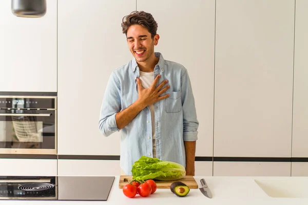 Genç Melez Adam Öğle Yemeği Için Salata Hazırlıyor Kahkahalar Atıyor — Stok fotoğraf
