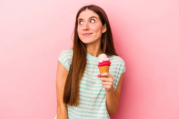 Kafkasyalı Genç Bir Kadın Pembe Arka Planda Izole Edilmiş Dondurma — Stok fotoğraf