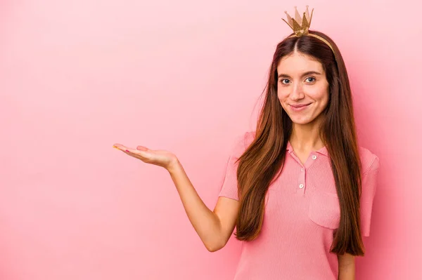 Pembe Arka Planda Taç Giyen Beyaz Bir Kadın Bir Palmiye — Stok fotoğraf