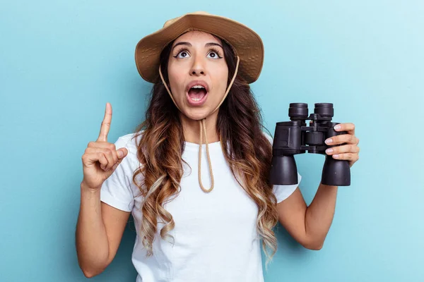 Junge Mexikanerin Hält Fernglas Isoliert Auf Blauem Hintergrund Und Zeigt — Stockfoto