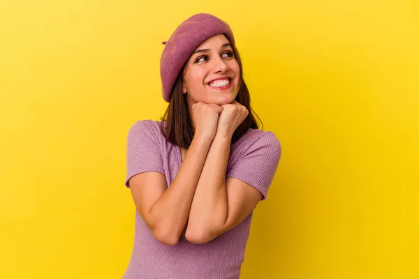 Joven Mujer Caucásica Aislada Sobre Fondo Amarillo Mantiene Las Manos — Foto de Stock