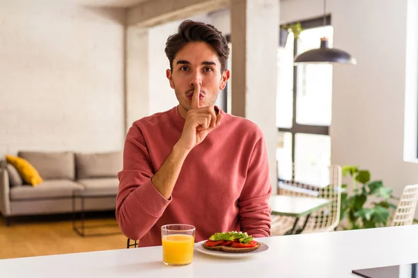 Joven Mestizo Desayunando Cocina Guardando Secreto Pidiendo Silencio — Foto de Stock
