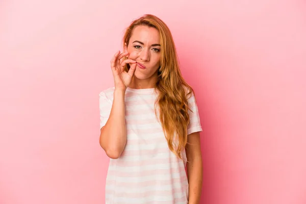 Mujer Rubia Caucásica Aislada Sobre Fondo Rosa Con Los Dedos —  Fotos de Stock