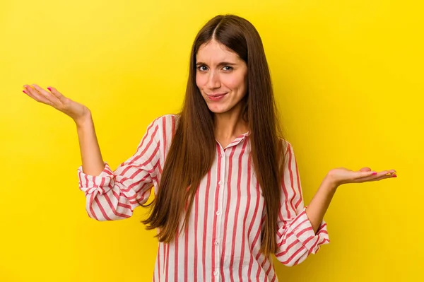 Jeune Femme Caucasienne Isolée Sur Fond Jaune Doutant Haussant Les — Photo