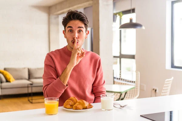 Giovane Uomo Razza Mista Che Colazione Cucina Mattina Mantenendo Segreto — Foto Stock