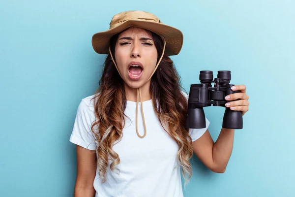 Junge Mexikanische Frau Mit Fernglas Isoliert Auf Blauem Hintergrund Schreit — Stockfoto