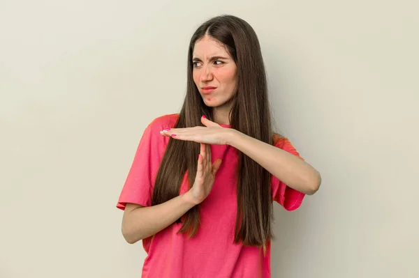 Jonge Blanke Vrouw Geïsoleerd Gele Achtergrond Met Een Time Out — Stockfoto