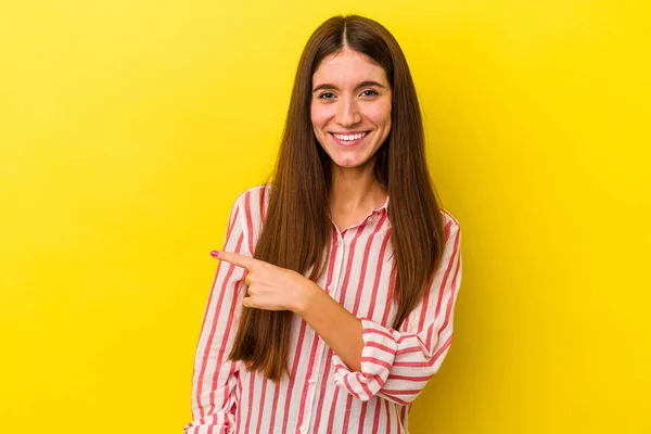 Mladá Běloška Izolovaná Žlutém Pozadí Usmívající Ukazující Stranou Ukazující Něco — Stock fotografie