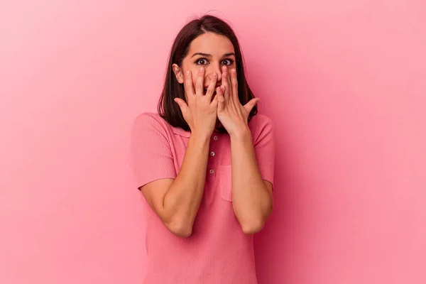 Mujer Joven Caucásica Aislada Sobre Fondo Rosa Conmocionada Cubriendo Boca —  Fotos de Stock