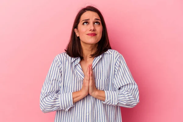 Jonge Blanke Vrouw Geïsoleerd Roze Achtergrond Hand Hand Bidden Buurt — Stockfoto