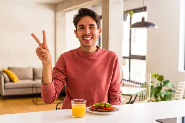 Joven Mestizo Desayunando Cocina Alegre Despreocupado Mostrando Símbolo Paz Con — Foto de Stock
