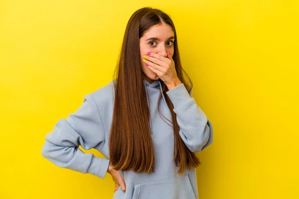 Giovane Donna Caucasica Isolata Sfondo Giallo Che Copre Bocca Con — Foto Stock