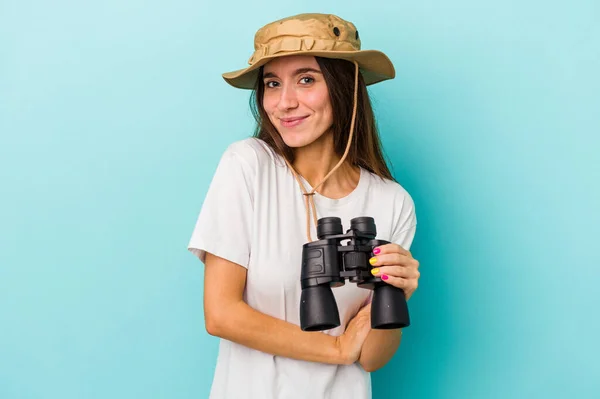 Junge Kaukasische Forscherin Mit Fernglas Isoliert Auf Blauem Hintergrund Lacht — Stockfoto