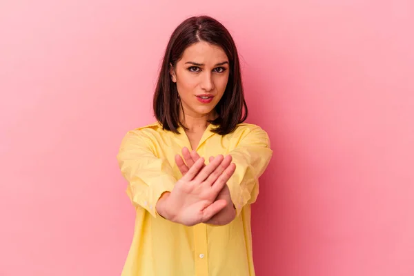 Junge Kaukasische Frau Isoliert Auf Rosa Hintergrund Macht Eine Verleugnungsgeste — Stockfoto