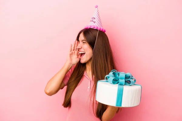 Junge Kaukasische Frau Feiert Geburtstag Isoliert Auf Rosa Hintergrund Schreit — Stockfoto