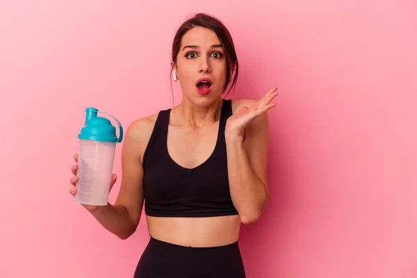 Ung Kaukasisk Kvinna Dricker Proteinshake Isolerad Rosa Bakgrund Förvånad Och — Stockfoto