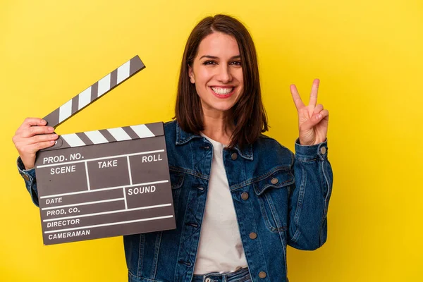 Jonge Blanke Vrouw Met Een Klapbord Geïsoleerd Gele Achtergrond Met — Stockfoto