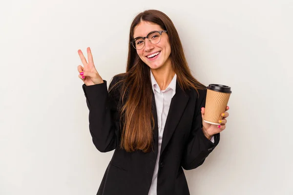 배경에서 따듯하고 커피를 인디오 사업가가 손가락으로 평화의 상징을 자랑스럽고 태평스럽게 — 스톡 사진