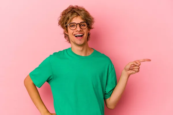 Young Caucasian Man Make Isolated Pink Background Smiling Cheerfully Pointing — Stock Photo, Image
