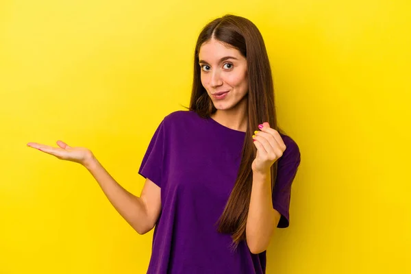 Giovane Donna Caucasica Isolato Sfondo Giallo Mostrando Che Lei Non — Foto Stock