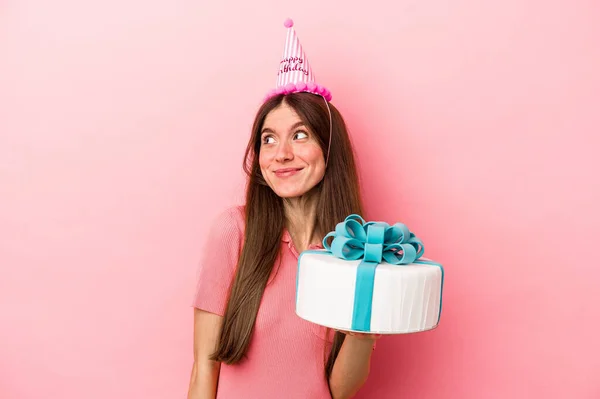 Jovem Caucasiana Celebrando Aniversário Isolado Fundo Rosa Sonhando Alcançar Objetivos — Fotografia de Stock