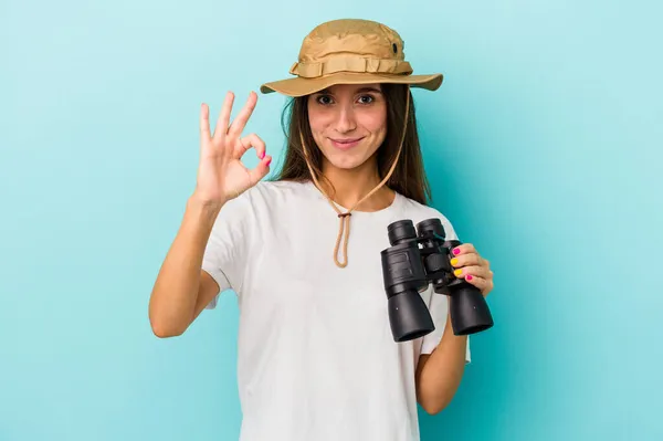 Mujer Exploradora Caucásica Joven Sosteniendo Prismáticos Aislados Sobre Fondo Azul —  Fotos de Stock