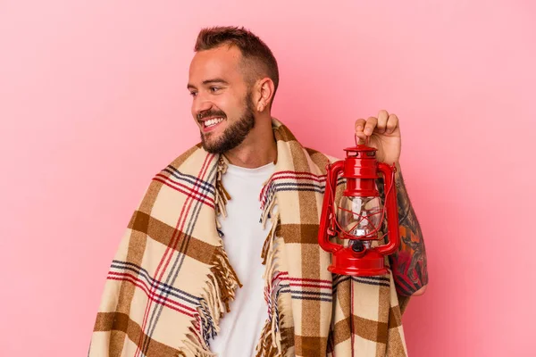 Jonge Blanke Man Met Tatoeages Met Vintage Lantaarn Geïsoleerd Roze — Stockfoto