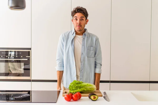 Genç Melez Adam Öğle Yemeği Için Salata Hazırlıyor Omuz Silkiyor — Stok fotoğraf
