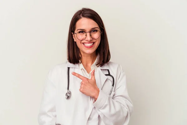 Jonge Dokter Kaukasische Vrouw Geïsoleerd Witte Achtergrond Glimlachen Wijzen Opzij — Stockfoto